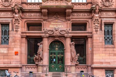 Heidelberg, Almanya - 3 Ekim 2016 - Heidelberg Üniversitesi, Baden-Wuerttemberg, Almanya 'nın ünlü kütüphanesinin ana binasının girişi