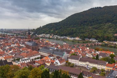 Eski kentin ve Neckar Nehri üzerindeki eski Karl Theodor köprüsünün Heidelberg, Baden-Wuerttemberg, Almanya 'dan havadan görünüşü.