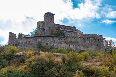 Valere Bazilikası 'nın göz kamaştırıcı manzarası, Sion' da eski bir güçlendirilmiş kilise, Valais Kantonu, İsviçre