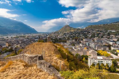 Tourbillon şatosundan eski Sion şehrinin hava manzarası, Valais kantonu, İsviçre