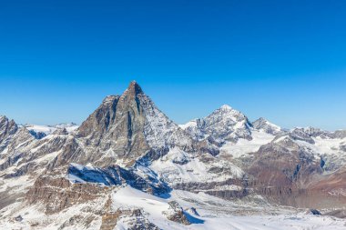 İsviçre İtalya sınırındaki ünlü Matterhorn, Weisshorn ve Pennine Alplerinin göz kamaştırıcı manzarası güneşli bir sonbahar günü kar ve mavi gökyüzü ile Klein Matterhorn, Buzul Cenneti, Valais, İsviçre