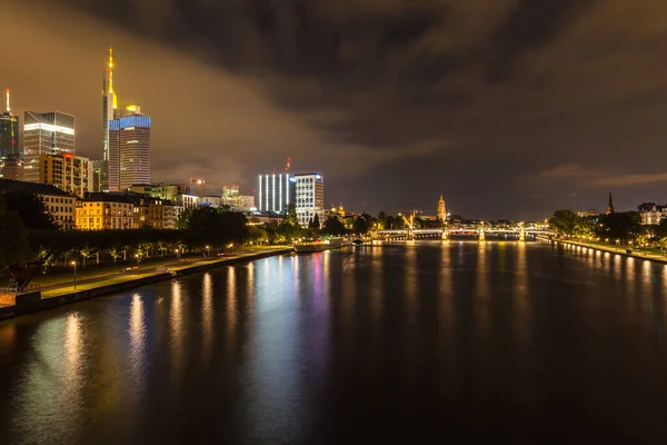 フランクフルトのスカイラインの夜景ドイツ ヘッセ市にあるフランクフルト大聖堂とのHolbeinsteg橋からの眺め — ストック写真