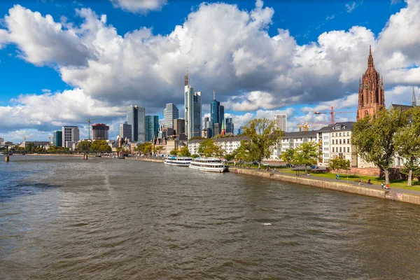 Fantastisk Skyline Frankfurt Main Med Skyskrapor Och Mormodern Byggnader Floden — Stockfoto