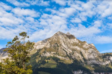 Panaroma manzaralı Engelberg Vadisi 'nde bir yaz sabahı, Obwalden Kantonu, İsviçre.