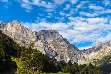 Panaroma manzaralı Engelberg Vadisi 'nde bir yaz sabahı, Obwalden Kantonu, İsviçre.