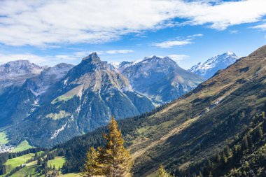 İsviçre 'nin merkezindeki Hahnen tepesi ve Nidwalden Caonton' daki Engelberg Vadisi 'nin panorama manzarası.
