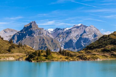 Arka planda Hahnen ve Wissberg zirvesi, Nidwalden kantonu, merkez Switerland ile Truebsee (göl) göz kamaştırıcı manzarası.