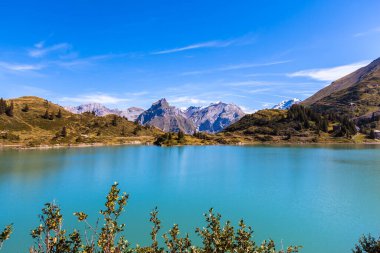 Arka planda Hahnen ve Wissberg zirvesi, Nidwalden kantonu, merkez Switerland ile Truebsee (göl) göz kamaştırıcı manzarası.