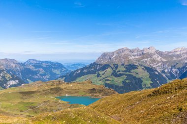Truebsee Gölü 'nün panorama manzarası ve İsviçre' nin merkezindeki İsviçre Alpleri, Nidwalden Kantonu.