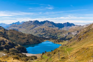 Bernese Oberland, İsviçre 'de güneşli bir günde Engstlensee Gölü ve Alpler' in çarpıcı manzarası.