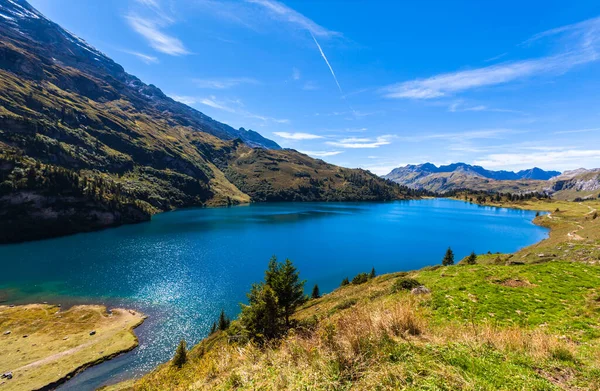 Εκπληκτική Θέα Της Λίμνης Engstlensee Και Των Άλπεων Μια Ηλιόλουστη — Φωτογραφία Αρχείου