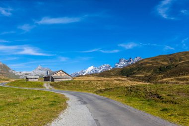Titlis ve Wendestock 'un sıradağlarının göz kamaştırıcı manzarası, Susten Geçidi' nin kuzeyindeki Bernese Oberland ve Orta İsviçre arasındaki sıradağların zirvesi..