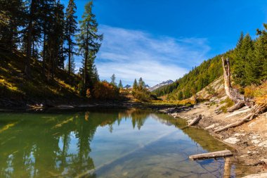 İsviçre 'nin Valais, İsviçre kantonunda güneşli bir sonbahar gününde, Loetschental' in yukarısındaki yürüyüş yolunda küçük İsviçre Alpleri 'nin güzel manzarası..