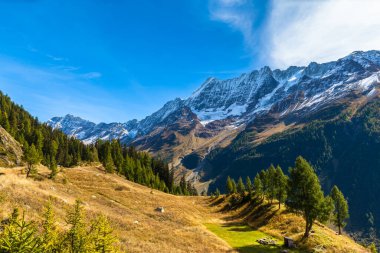 Bietschhorn Breithorn ve Valais Kantonu 'ndaki dağlık Alpler' in muhteşem manzarası İsviçre 'nin Loetschental Vadisi' ndeki yürüyüş yolundan.
