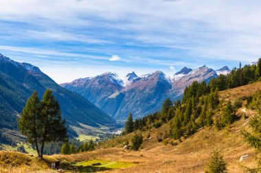 Loetschental Vadisi 'nin panorama manzarası ve İsviçre' nin Fafleralp köyü yakınlarındaki yürüyüş yolundan Valais Kantonu 'ndaki dağ sıraları..