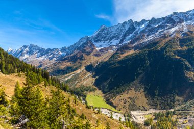 Bietschhorn Breithorn ve Valais Kantonu 'ndaki dağlık Alpler' in muhteşem manzarası İsviçre 'nin Loetschental Vadisi' ndeki yürüyüş yolundan.