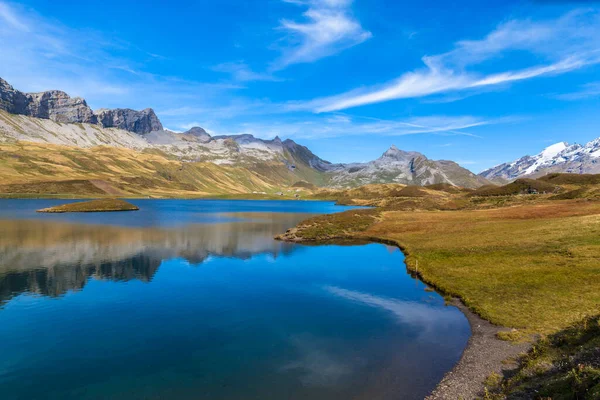 Vista Deslumbrante Tannensee Com Belo Reflexo Cadeia Montanhosa Tannalp Centro — Fotografia de Stock