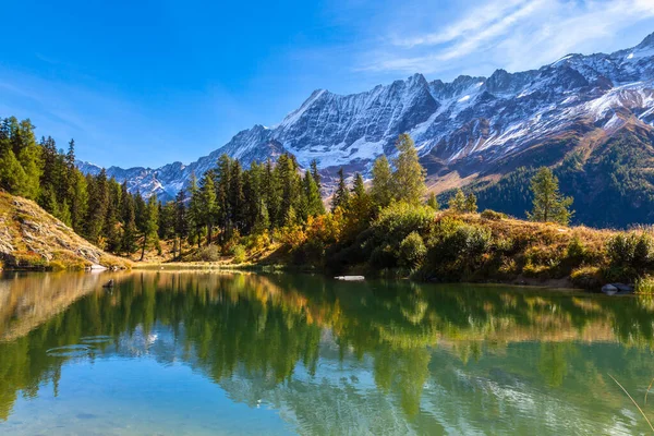 Fantastisk Utsikt Över Alperna Med Reflektion Vacker Damm Vandringsleden Ovanför — Stockfoto