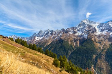 İsviçre 'nin Loetschental Vadisi' ndeki yürüyüş yolundan Bietschhorn ve Valais kantonundaki dağ alplerinin panorama manzarası..