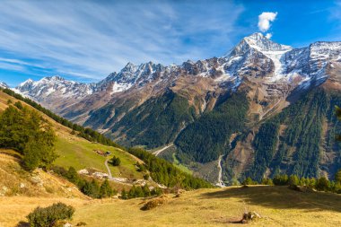 İsviçre 'nin Loetschental Vadisi' ndeki yürüyüş yolundan Bietschhorn ve Valais kantonundaki dağ alplerinin çarpıcı manzarası..