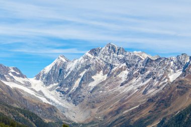 İsviçre 'deki Bernese Alpleri' nin güneyindeki Wallis kantonundaki Loetschental vadisinde Breithorn tepesinin çarpıcı manzarası..