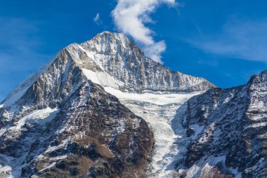 İsviçre 'deki Bernese Alpleri' nin güneyindeki Wallis Kantonu 'ndaki Bietschhorn' un yakın görüntüsü. Ülkenin kuzeydoğu ve güney yamaçları UNESCO Dünya Mirası Olarak Jungfrau-Aletsch Koruma Alanı 'nın bir parçasıdır..