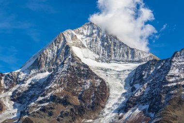 İsviçre 'deki Bernese Alpleri' nin güneyindeki Wallis Kantonu 'ndaki Bietschhorn' un yakın görüntüsü. Ülkenin kuzeydoğu ve güney yamaçları UNESCO Dünya Mirası Olarak Jungfrau-Aletsch Koruma Alanı 'nın bir parçasıdır..