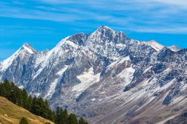 İsviçre 'deki Bernese Alpleri' nin güneyindeki Wallis kantonundaki Loetschental vadisinde Breithorn tepesinin çarpıcı manzarası..