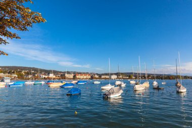 Mythenquai, Zürih, İsviçre 'deki göl kıyısından gün batımından önce Zürih' in güzel manzarası.