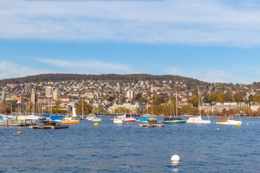 Mythenquai, Zürih, İsviçre 'deki göl kıyısından gün batımından önce Zürih' in güzel manzarası.