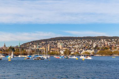 Mythenquai, Zürih, İsviçre 'deki göl kıyısından gün batımından önce Zürih' in güzel manzarası.