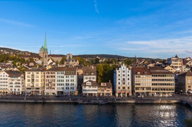 Zürih, İsviçre - 3 Ekim 2015 Zürih 'te insanlar Zürih' te Limmat 'ın nehir kıyısında, İsviçre' nin Zürih şehrinde dinleniyorlar..