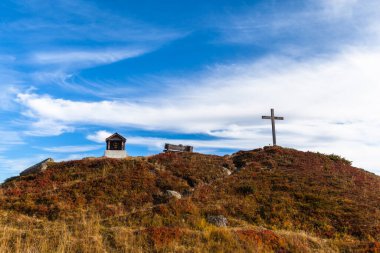Küçük tapınağın güzel manzarası ve arka planda mavi gökyüzü olan İsviçre Alpleri dağının haçı.