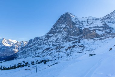 İsviçre 'nin kuzeyindeki Eiger Alpleri' nin kışın Kleine Scheidegg 'deki Bernese Oberland' daki Jungfrau, İsviçre yakınlarındaki göz kamaştırıcı manzarası.