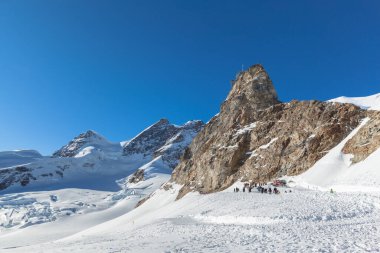 İsviçre Alpsand 'in ünlü Jungfrau tepesi ve dünyanın en yüksek astronomik gözlem evlerinden biri olan Sphinx Gözlemevi' nin göz kamaştırıcı manzarası, İsviçre 'nin Bernese Oberland kentindeki Jungfraujoch' dan.
