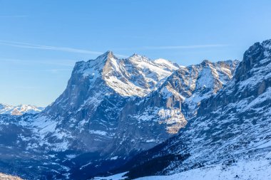 İsviçre 'nin Jungfrau yakınlarındaki Bernese Oberland' da Kleine Scheidegg 'den İsviçre Alpleri' nin Wetterhorn zirvesinin çarpıcı manzarası..