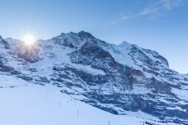 Bernese Oberland, İsviçre 'deki Kleine Scheidegg' in kuzeyinden Jungfrau 'nun yakın görüntüsü.
