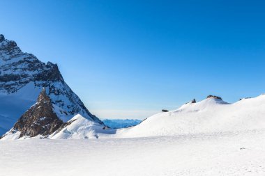 Dünyanın en yüksek astronomik gözlemevlerinden biri olan İsviçre Alpsand 'in ünlü Jungfrau tepesi ve Sphinx Rasathanesi Jungfraujoch, Bernese Oberland, İsviçre.