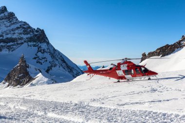 Jungfraujoch, İsviçre - 28 Aralık 2015 Rega kurtarma helikopteri İsviçre 'deki Jungfraujoch buzulunda durdu..