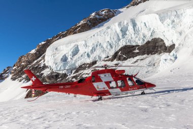 Jungfraujoch, İsviçre - 28 Aralık 2015 Rega kurtarma helikopteri İsviçre 'deki Jungfraujoch buzulunda durdu..