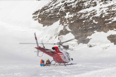 Jungfraujoch, İsviçre - 28 Aralık 2015 - Kurtarma ekibi Jungfraujoch, İsviçre 'deki insanlara yardım ediyor.