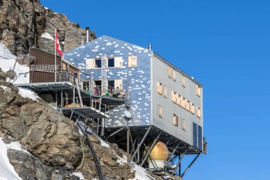Jungfraujoch, İsviçre - 28 Aralık 2015 - İsviçre, Jungfraujoch 'taki Monchsjoch dağ kulübesinde dinlenen insanlar.