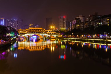 Çin 'in Sichuan Eyaleti Chengdu' daki Anshun Köprüsü 'nün gece manzarası. Köprü Jin Nehri 'ni geçiyor. Veranda köprüsü nispeten büyük bir restoran içerir ve popüler bir yeme yeridir..