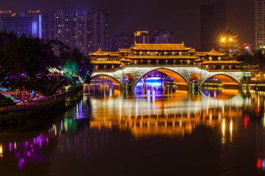 Çin 'in Sichuan Eyaleti Chengdu' daki Anshun Köprüsü 'nün gece manzarası. Köprü Jin Nehri 'ni geçiyor. Veranda köprüsü nispeten büyük bir restoran içerir ve popüler bir yeme yeridir..