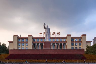 Chengdu, Çin - 15 Ağustos 2015 Tianfu Meydanı 'nda Başkan Mao' nun ve Chengdu, Sichuan Eyaleti 'ndeki Sichuan Bilim ve Teknoloji Müzesi' nin önündeki turistler.