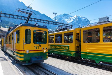 Wengen, İsviçre - 22 Ağustos 2015 Jungfrau tren istasyonu Wengen 'de durdu İsviçre' nin ünlü zirvesi Jungfrau, Wengen, İsviçre