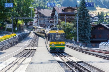 Wengen, İsviçre - 22 Ağustos 2015 Jungfrau tren istasyonu Wengen 'de durdu İsviçre' nin ünlü zirvesi Jungfrau, Wengen, İsviçre