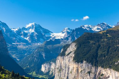Bernese Oberland 'daki Breithorn ve Alpler ve İsviçre' deki Mannlichen istasyonundan Lauterbrunnen Vadisi manzarası..