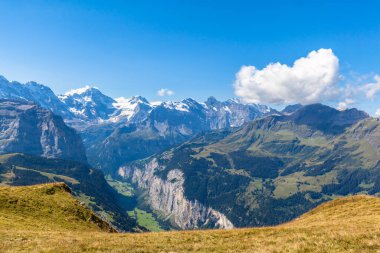 Bernese Oberland 'daki Alpler ve İsviçre' deki Mannlichen istasyonundan Lauterbrunnen Vadisi manzarası..