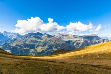 Bernese Oberland 'daki Alpler ve İsviçre' deki Mannlichen istasyonundan Lauterbrunnen Vadisi manzarası..